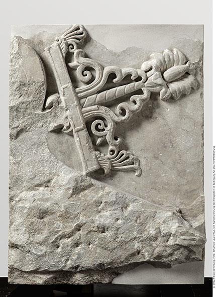 Brüstungsrelief (Waffenrelief) der Hallen des Athenaheiligtums in Pergamon. Waffenrelief - rechte Teil einer vollständigen, aus zwei Platten bestehenden Brüstungsplatte: abgearbeiteter Schiffsschnabel, Schiffszeichen (Oberteil) mit pflänzlichem Dekor
