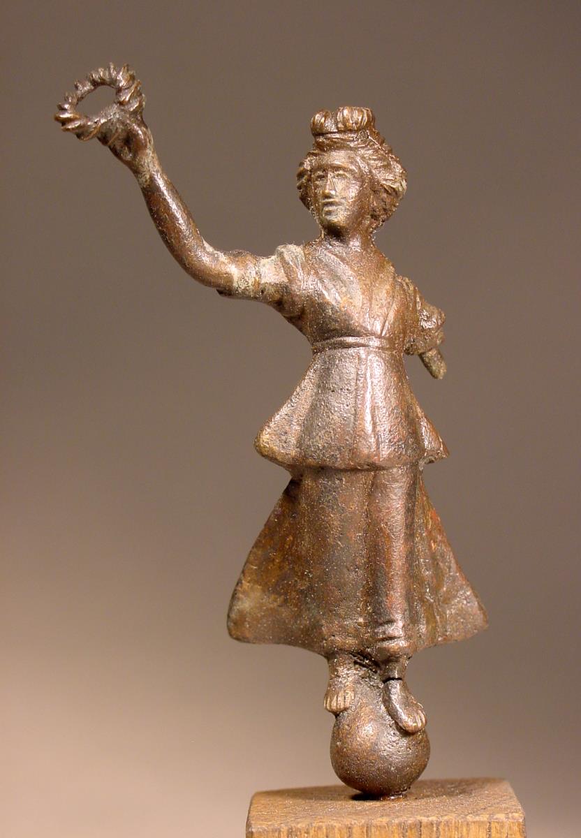 Statuette der Victoria auf der Weltkugel