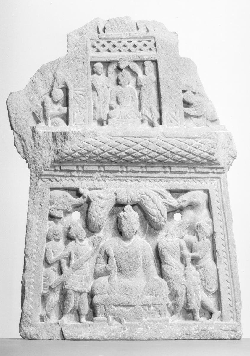 Stupagiebel mit zwei Szenen (Fragment): Maras Angriff (maravijyaya, unten); Verehrung eines meditierenden Buddha (oben)
