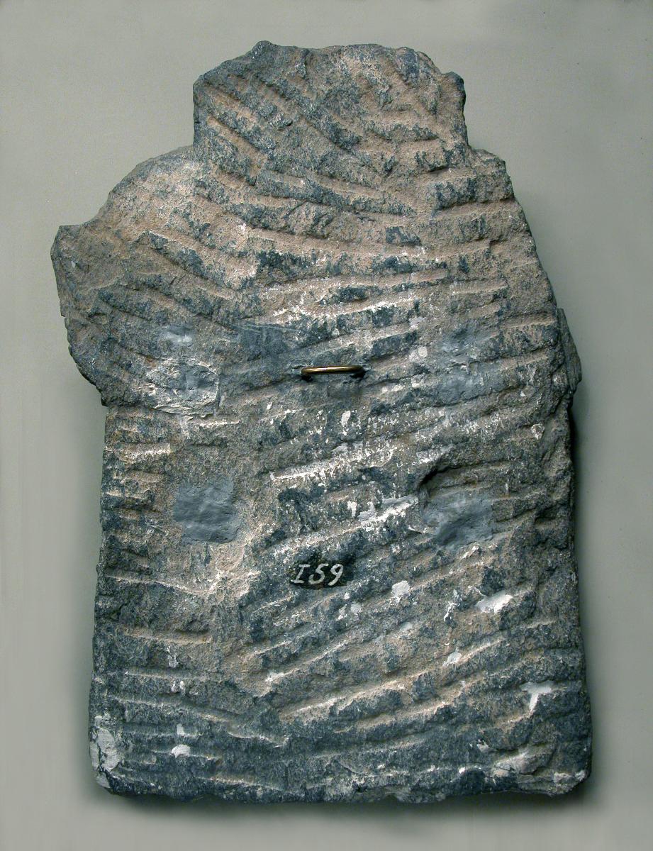 Stupagiebel mit zwei Szenen (Fragment): Maras Angriff (maravijyaya, unten); Verehrung eines meditierenden Buddha (oben)