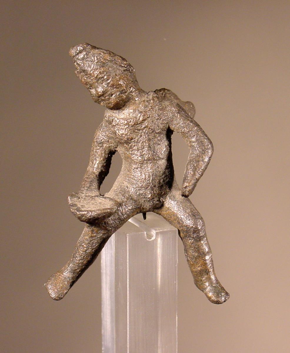 Statuette des sitzenden (reitenden ?) Amor