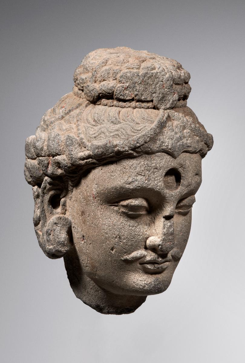 Kopf eines Bodhisattva mit Schnurrbart mit großer kreisrunder Einlassung für Urna