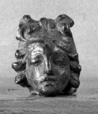 Weibliche Maske mit einer dem Krobylos ähnlichen Haarordnung