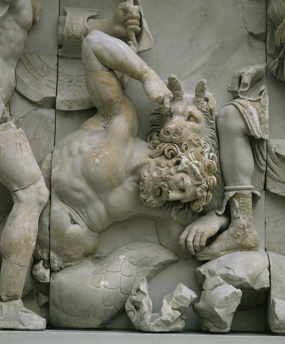 Pergamonaltar, Ostfries - Ausschnitt: Schlangenbeiniger Gegner der Artemis, Molosserhund