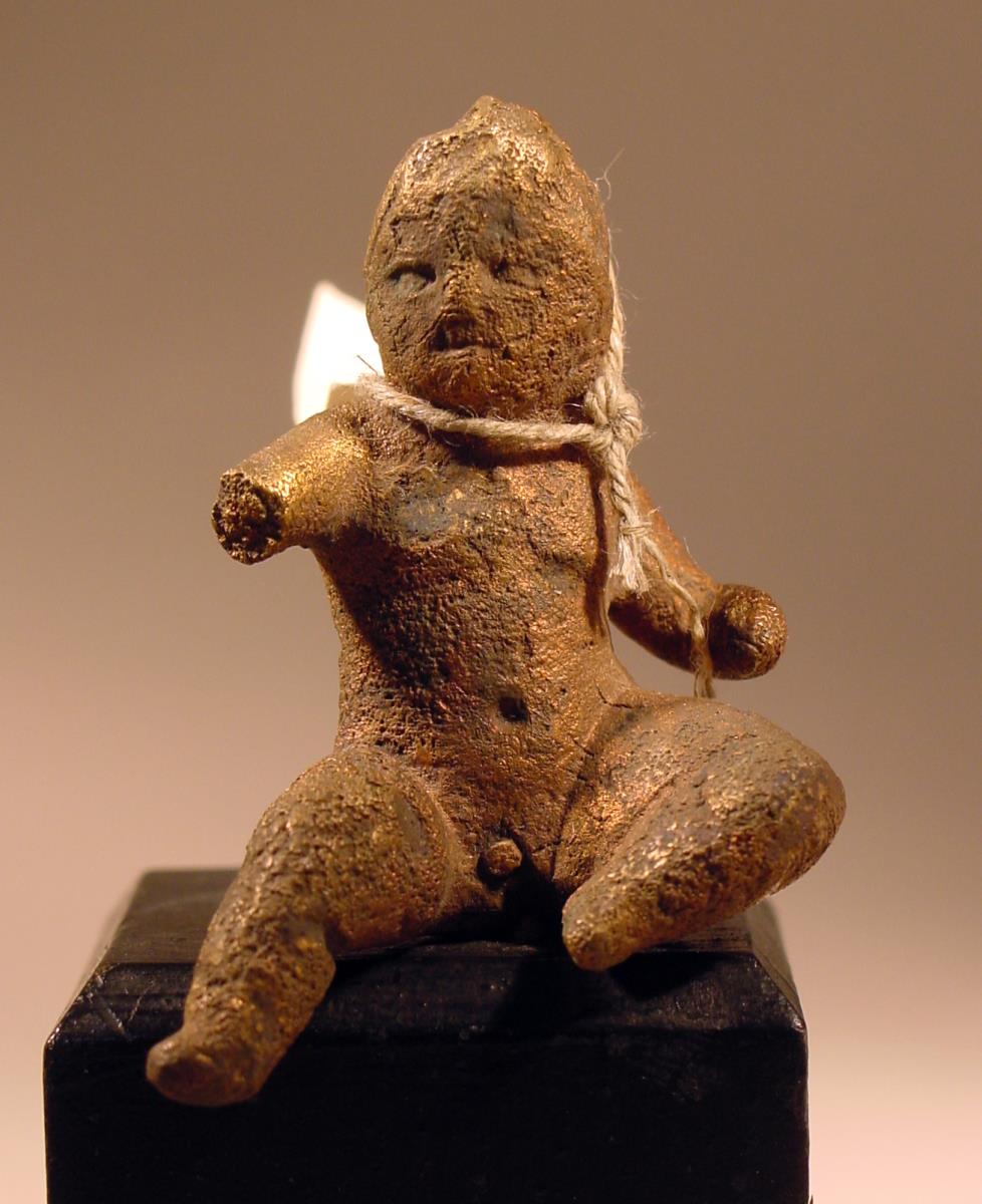 Statuette eines sitzenden nackten Knaben
