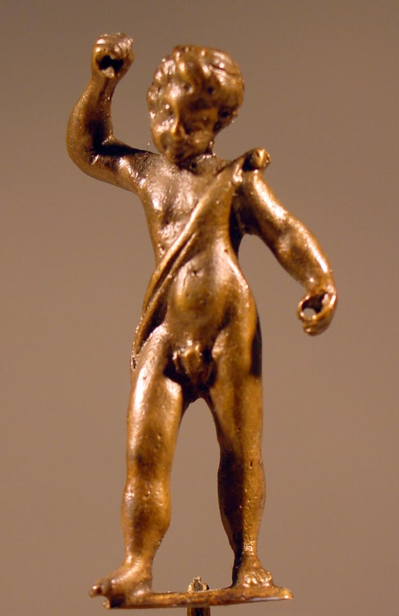 Knabenstatuette auf Basis