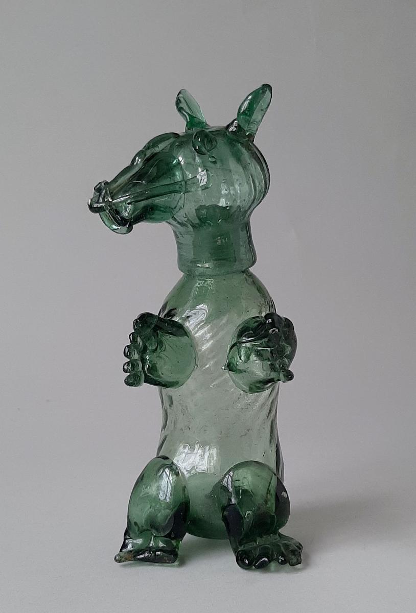 Flasche in Gestalt eines sitzenden Tanzbären