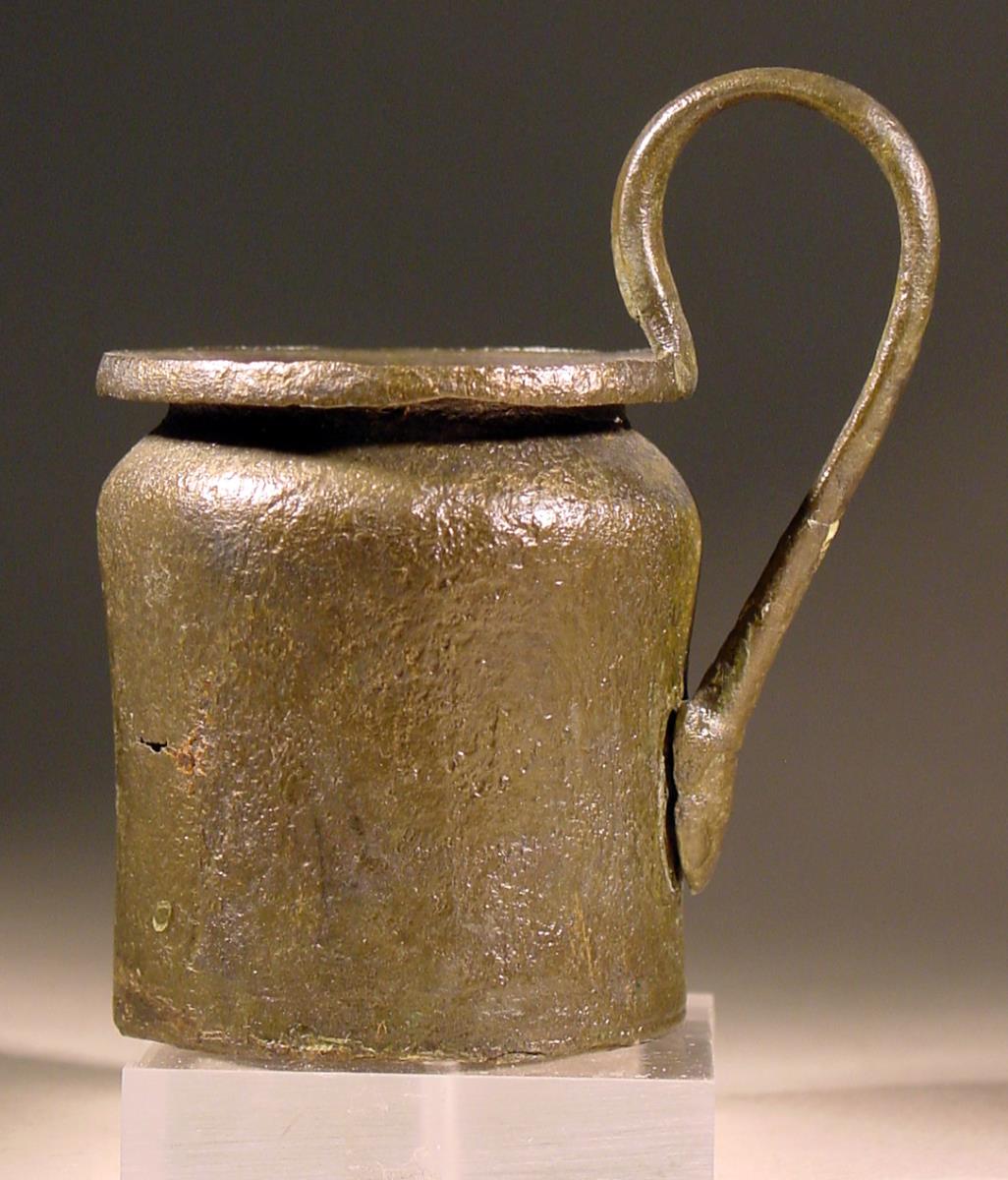 Becher mit Satyrmaske am Henkelschluβ
