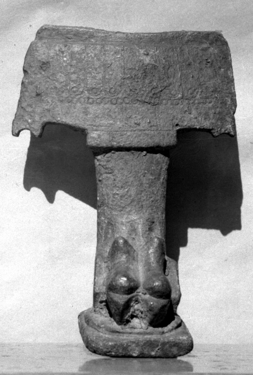 Griechischer Gerätfuβ mit Raubtiertatze