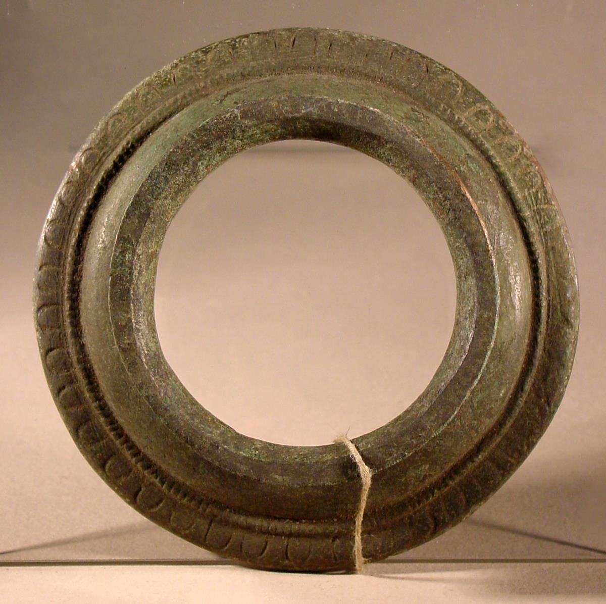 Standring eines Gefäßes, mit Eierstab