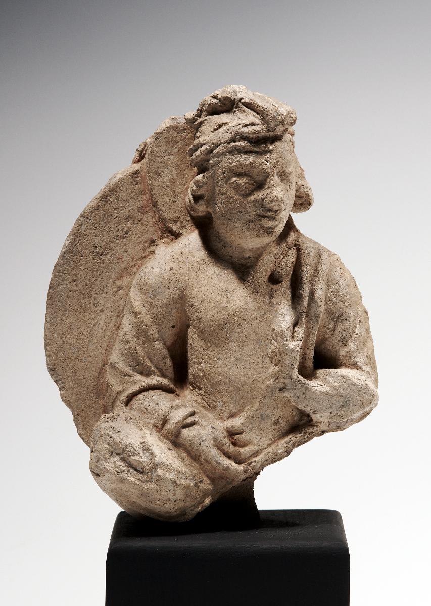 Sitzender Bodhisattva oder Gott mit Körperaureole (Fragment)