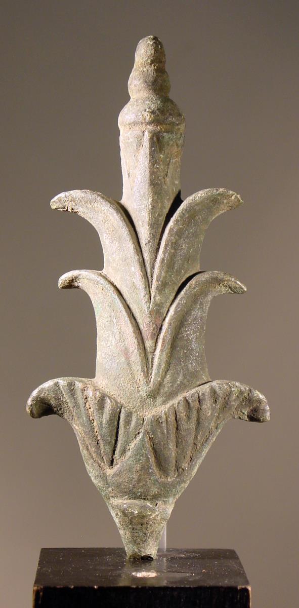 Gerätspitze in Form einer Blume (aufgrund der flachen Rückseite vermutlich ehemals zum Reliefschmuck einer Bronzestatue gehörig)
