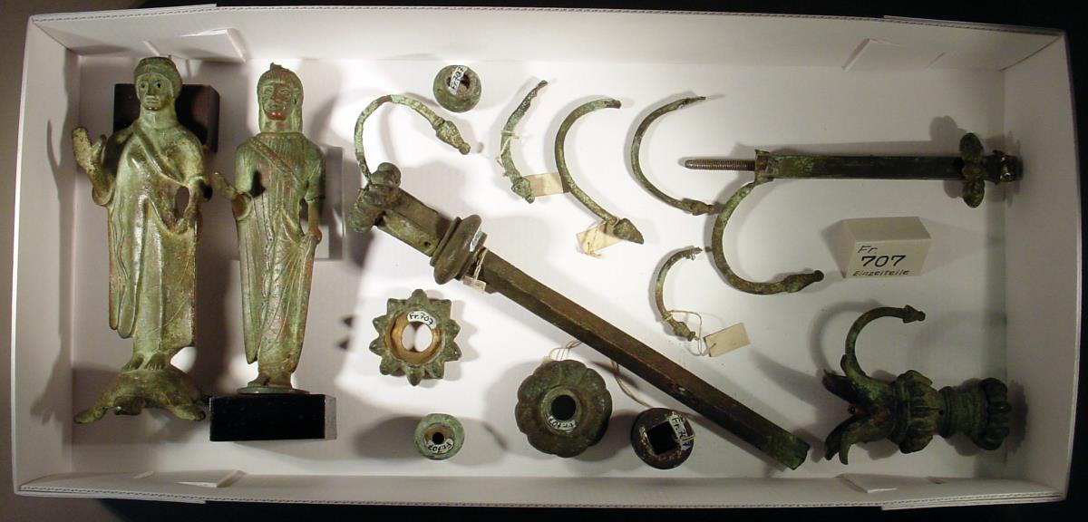 Kandelaber (Pasticcio), mit zwei weiblichen Figuren