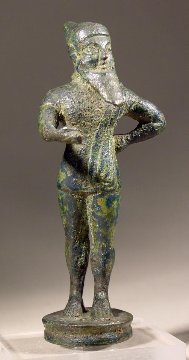 Kandelaberbekrönung. Statuette eines langbärtigen Mannes mit spitzer Mütze. Spaßmacher (?)