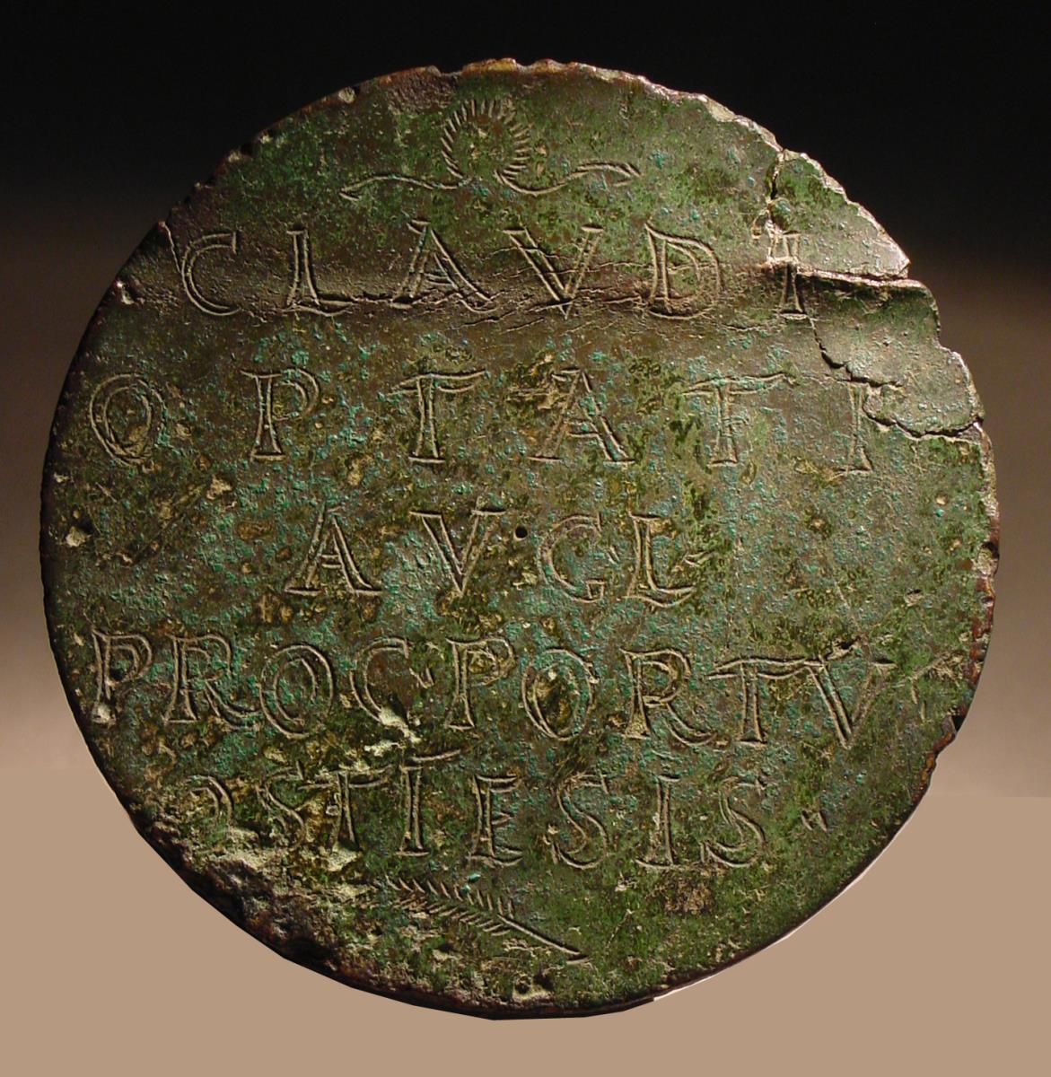 Schildchen eines kaiserlichen Hafenverwalters von Ostia mit Inschrift CLAVDI OPTATI AVG L PROC PORTV OSTIE(n)SIS
