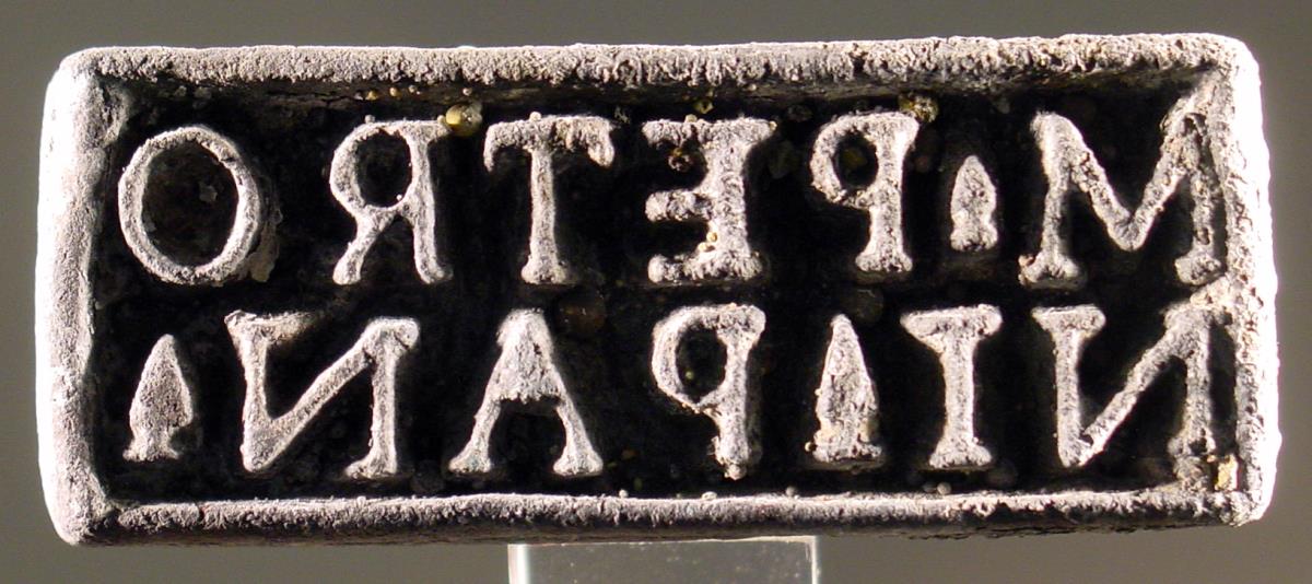 Stempel mit Inschrift M.PETRO / NI PAN (M. Petronius Pan...) und Knopfgriff