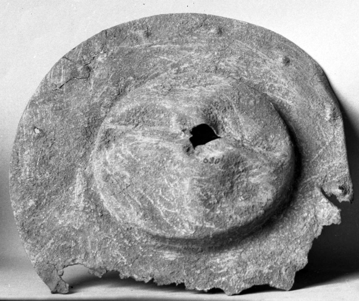 "Schallbecken" (sog. "Gürtelschmuckscheibe", tatsächlich aber ein geometrischer Schildbuckel), Rand mit getriebenen Buckeln