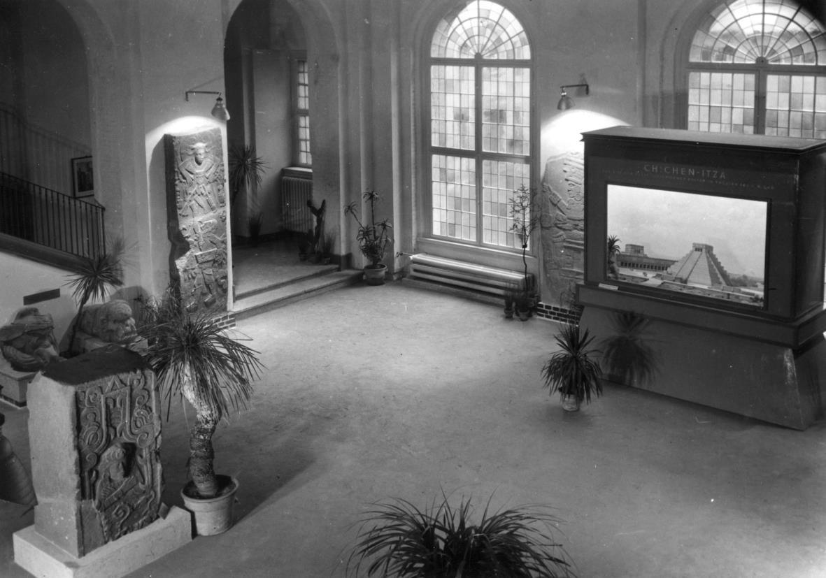 Ausstellungsraum Amerikanische Archäologie: Blick in die Eingangshalle Arnimallee mit den Cotzumalhuapa Stelen