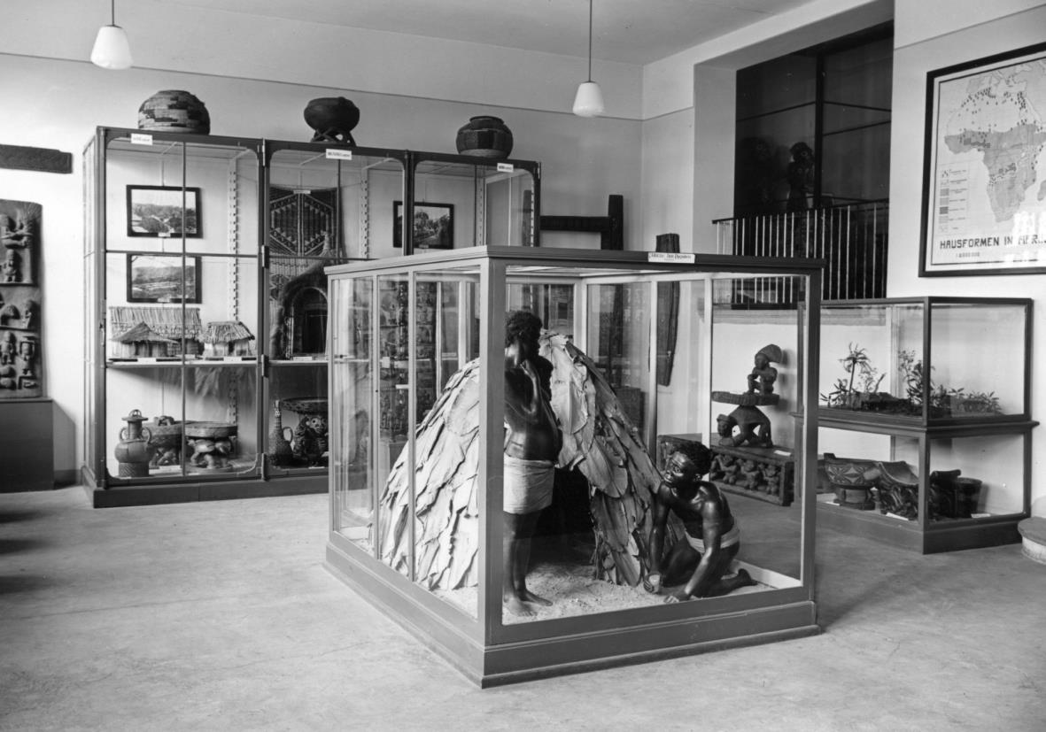 Sektion Afrika der Ausstellung "Haus und Hausrat exotischer Völker"