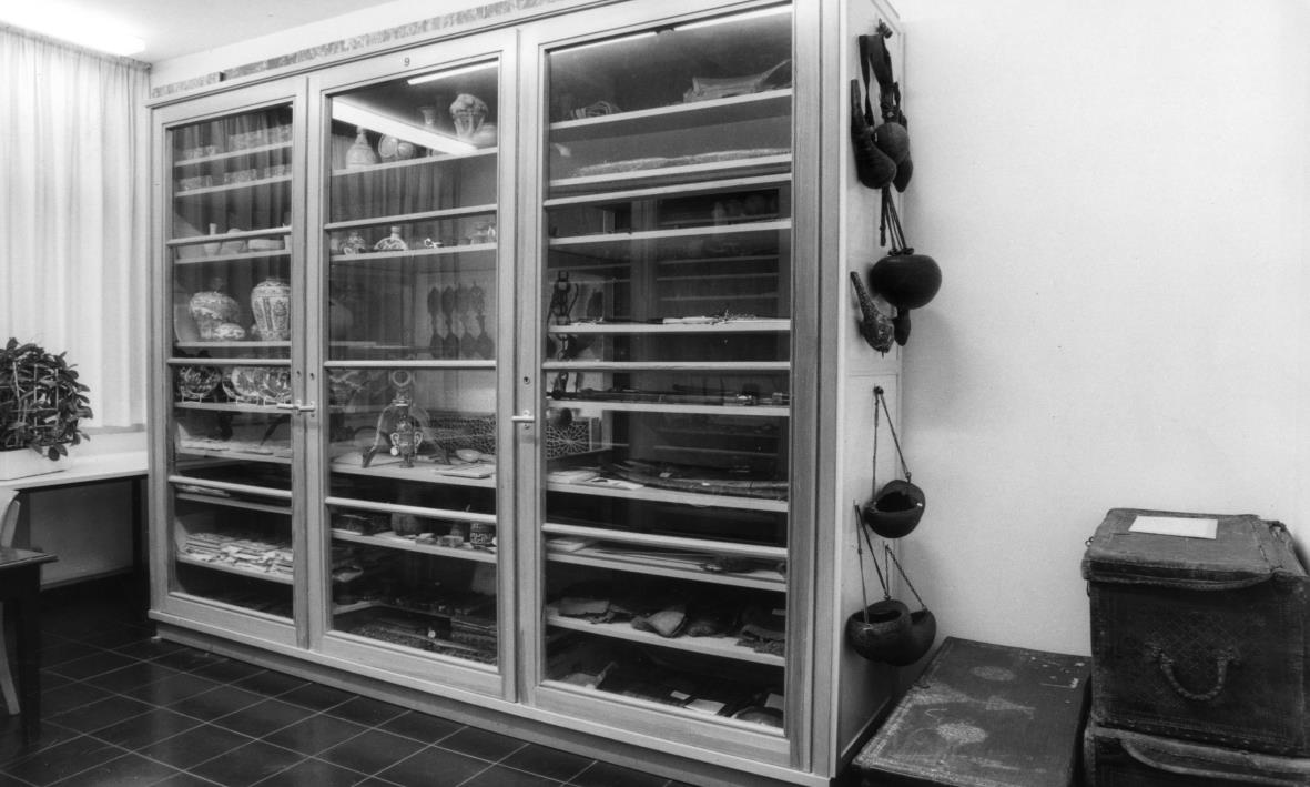 Studiensammlung der Abteilung Westasien, Gegenstände aus Persien: Keramik, Holzgegenstände, Waffen