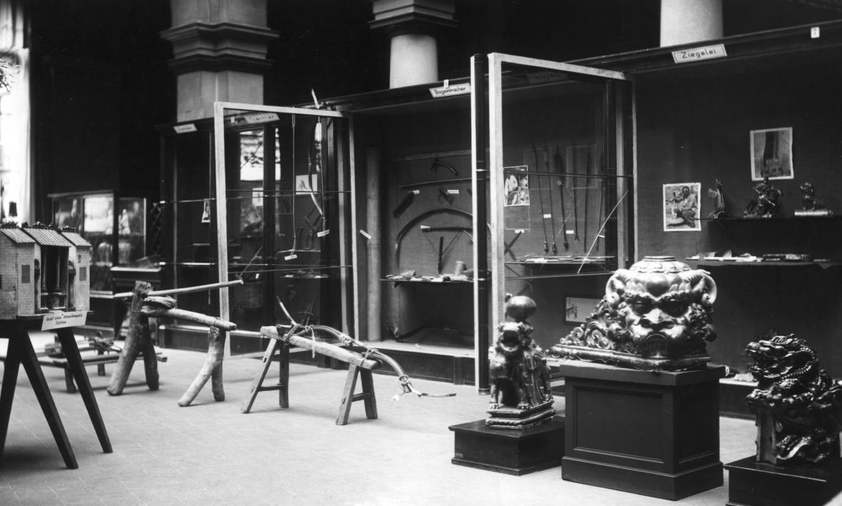 Abteilung Ostasien; Ausstellung 1926-45 Chinesisches Kunsthandwerk und Chinesisches Handwerk (Ziegelei, Bogenmacher, Tischler)