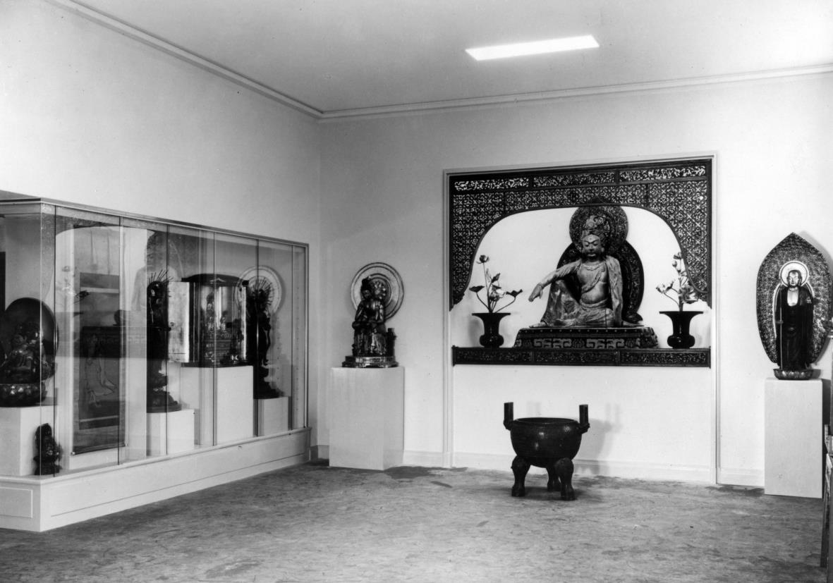 Abteilung Ostasien; Ausstellung 1952-1968, Blick auf die Sung-Kuan-Yin und japanische Götterfiguren