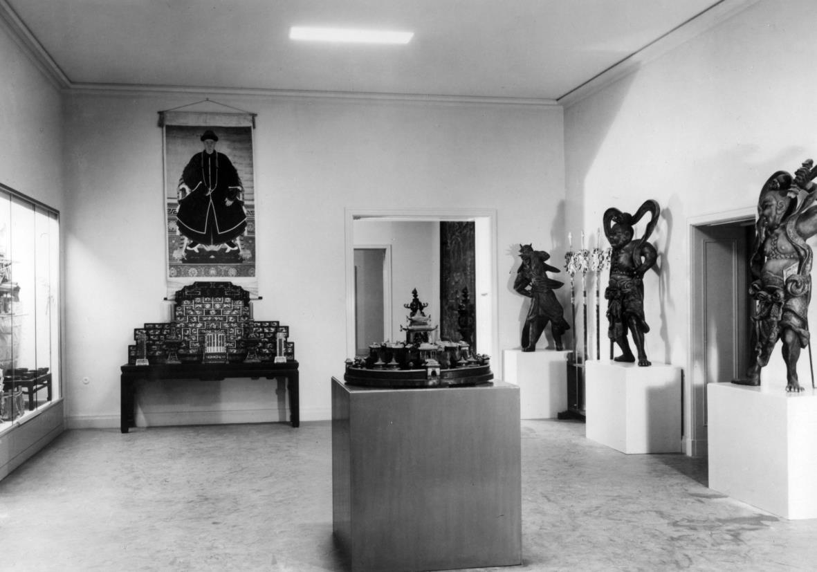 Abteilung Ostasien; Ausstellung 1952-68, Chinesisches Tempelmodell. Dokumentenschrein. Lohans