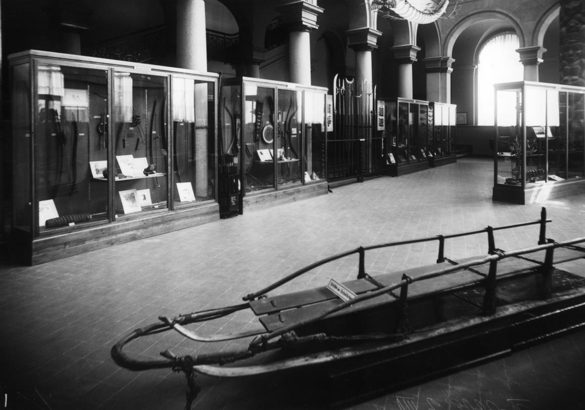 Sonderausstellung "Sport der außereurpäischen Völker" im Lichthof des Museums für Völkerkunde