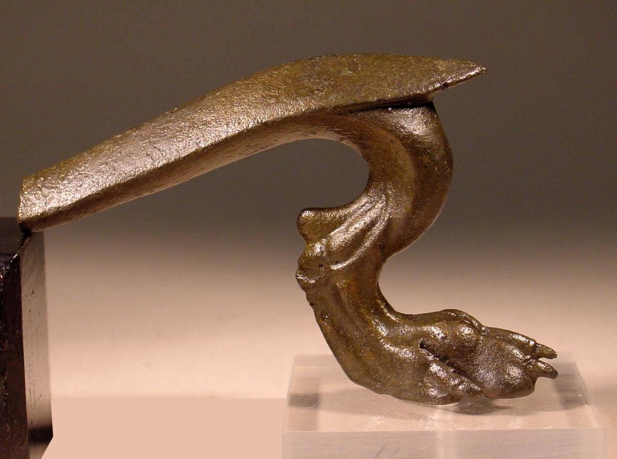 Gerätefuβ bzw. Fragment eines späthellenistischen Kandelaberfußes