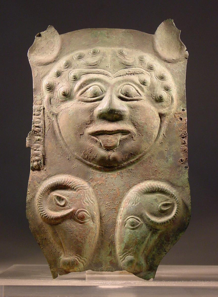 Fragment eines Pferdestirnschutzes, mit Gorgoneion und zwei Widderköpfen (von Friederichs fälschlich für modern gehalten)