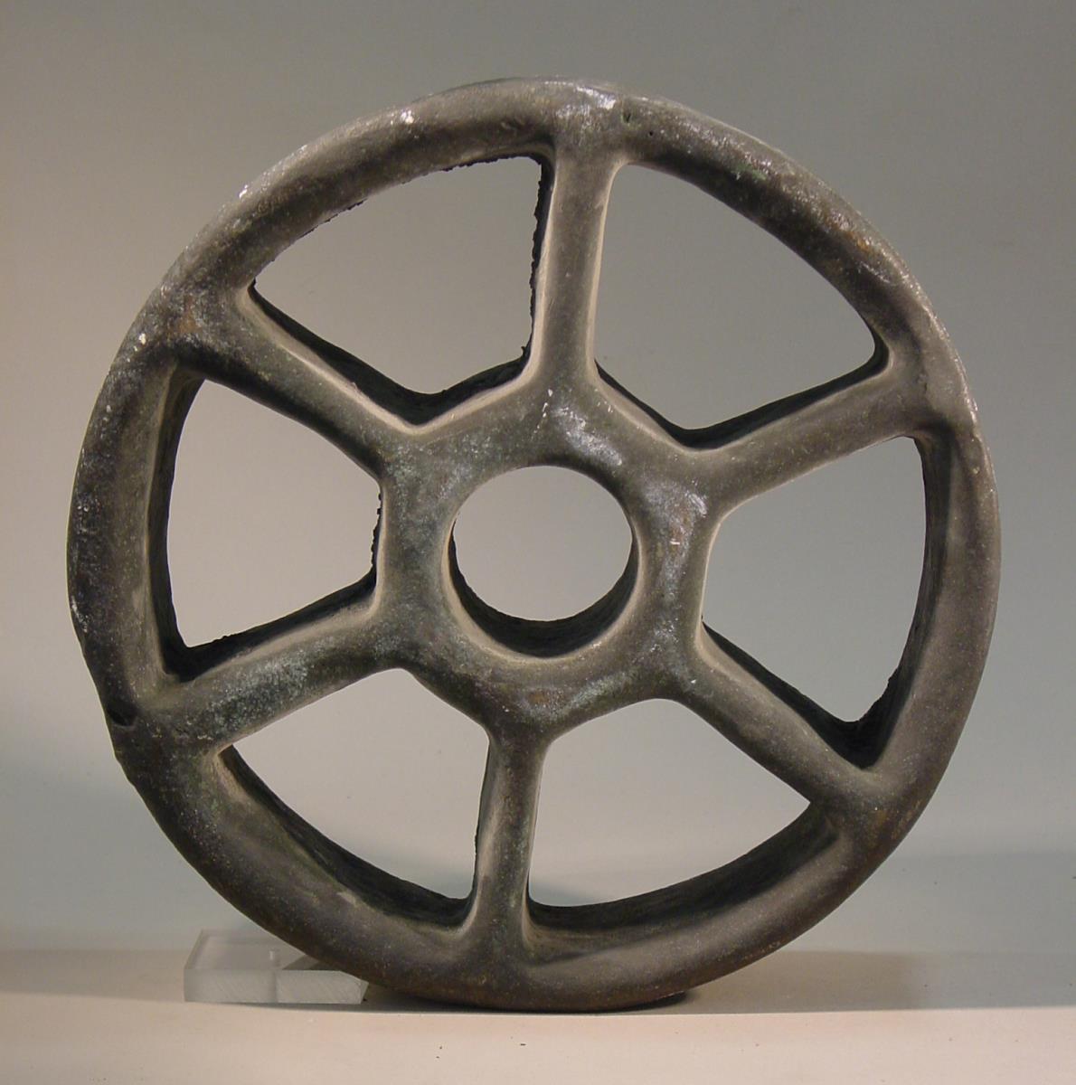 Breites, sechsspeichiges Rad