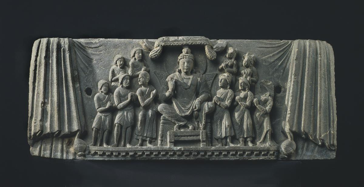 Sockelrelief: Verehrung des Bodhisattva Maitreya, dem zukünftigen Buddha