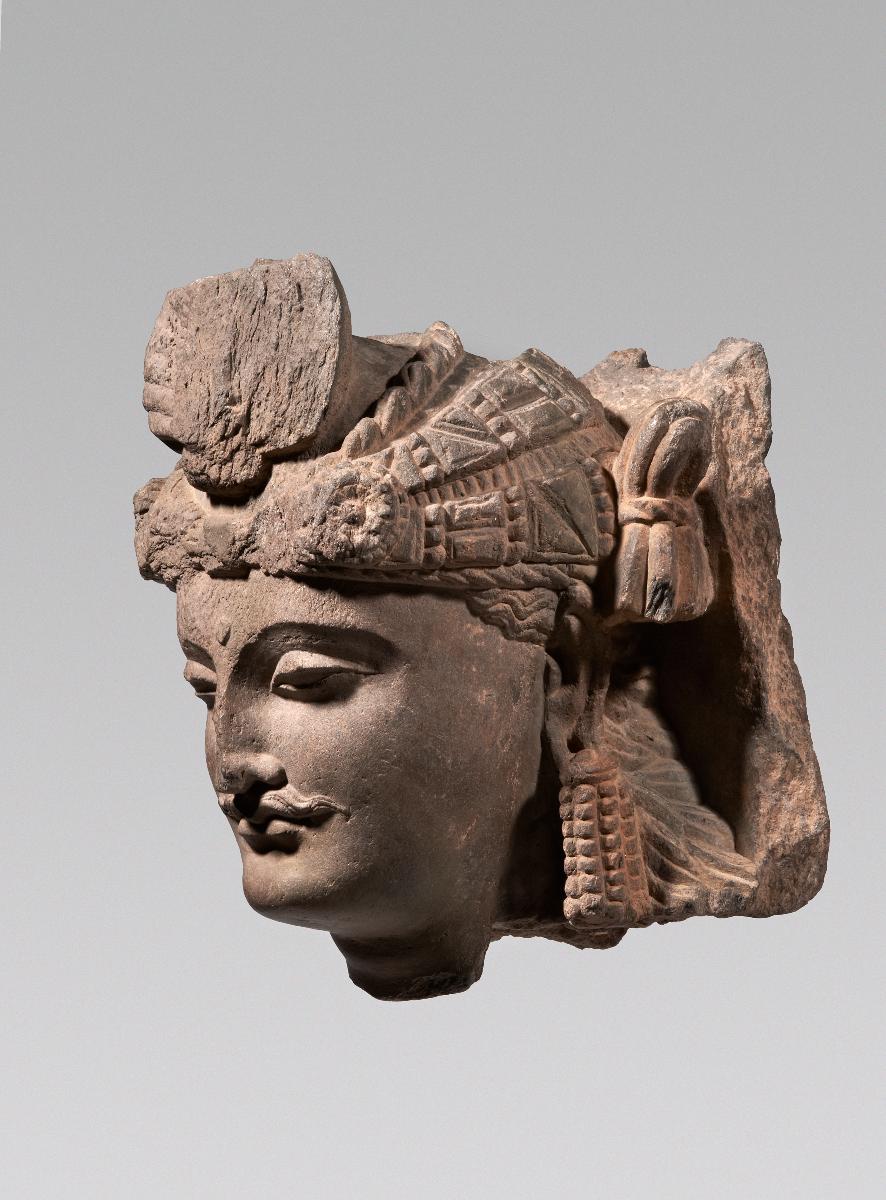 Kopf eines Bodhisattva mit Turban und Schnurrbart