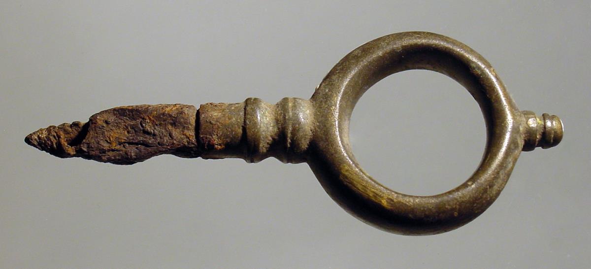 Schlüssel (?) mit ringförmigem Bronzegriff und Rest des eisernen Barts