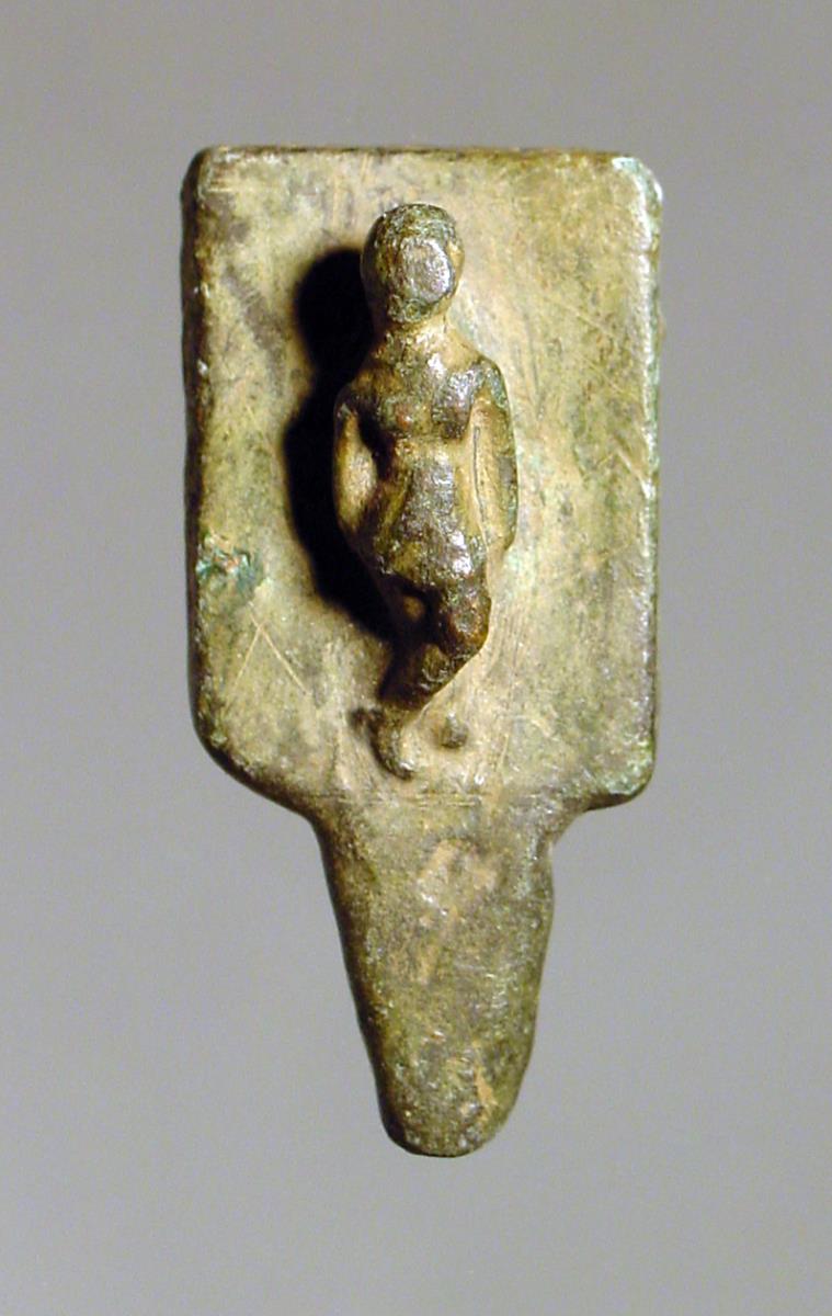Zierplättchen mit einer kleinen Figur im Hochrelief