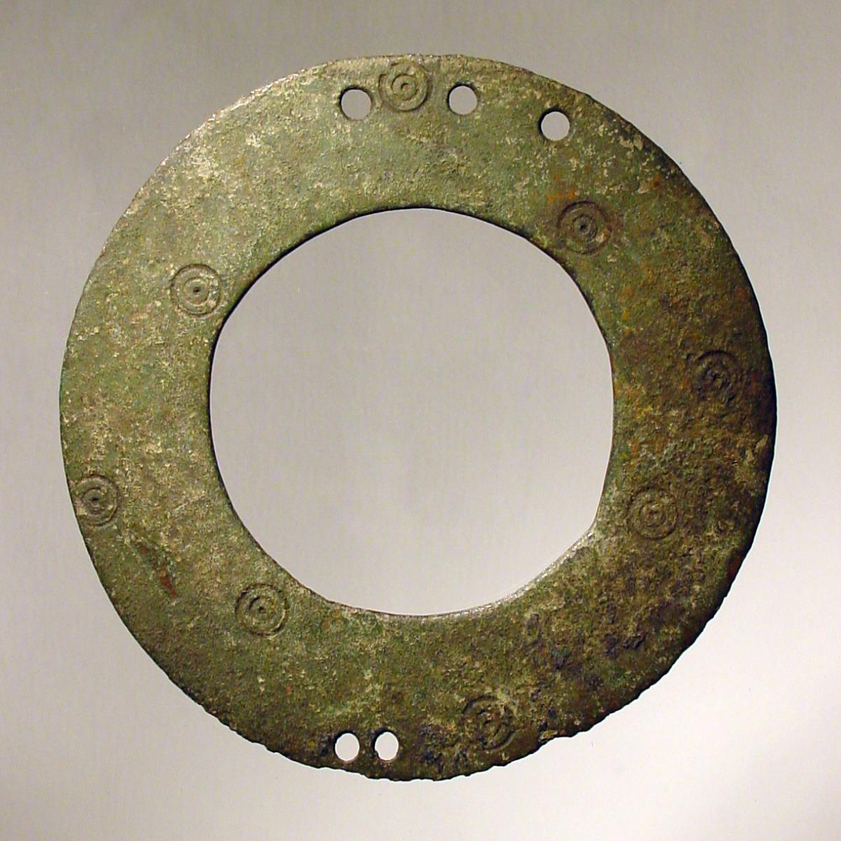 Breiter platter Ring mit drei bzw. zwei Löchern am Rand