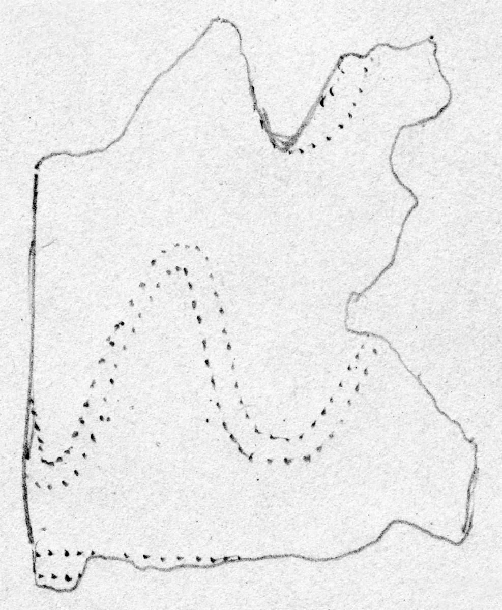 Blechfragment von einem Diadem (?). Am unteren Rand laufen zwei parallele Linien; es folgt eine steile Welle aus zwei parallelen Linien, ...