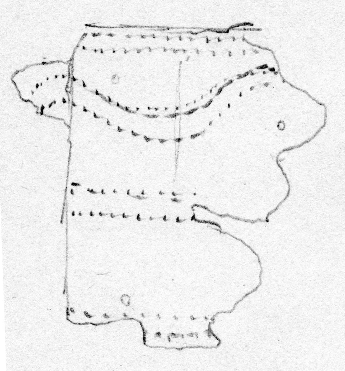 Blechfragment eines Diadems (?). An beiden Rändern je zwei punktierte Linien; in der Mitte eine flache Welle, darunter zwei punktierte Linien. ...