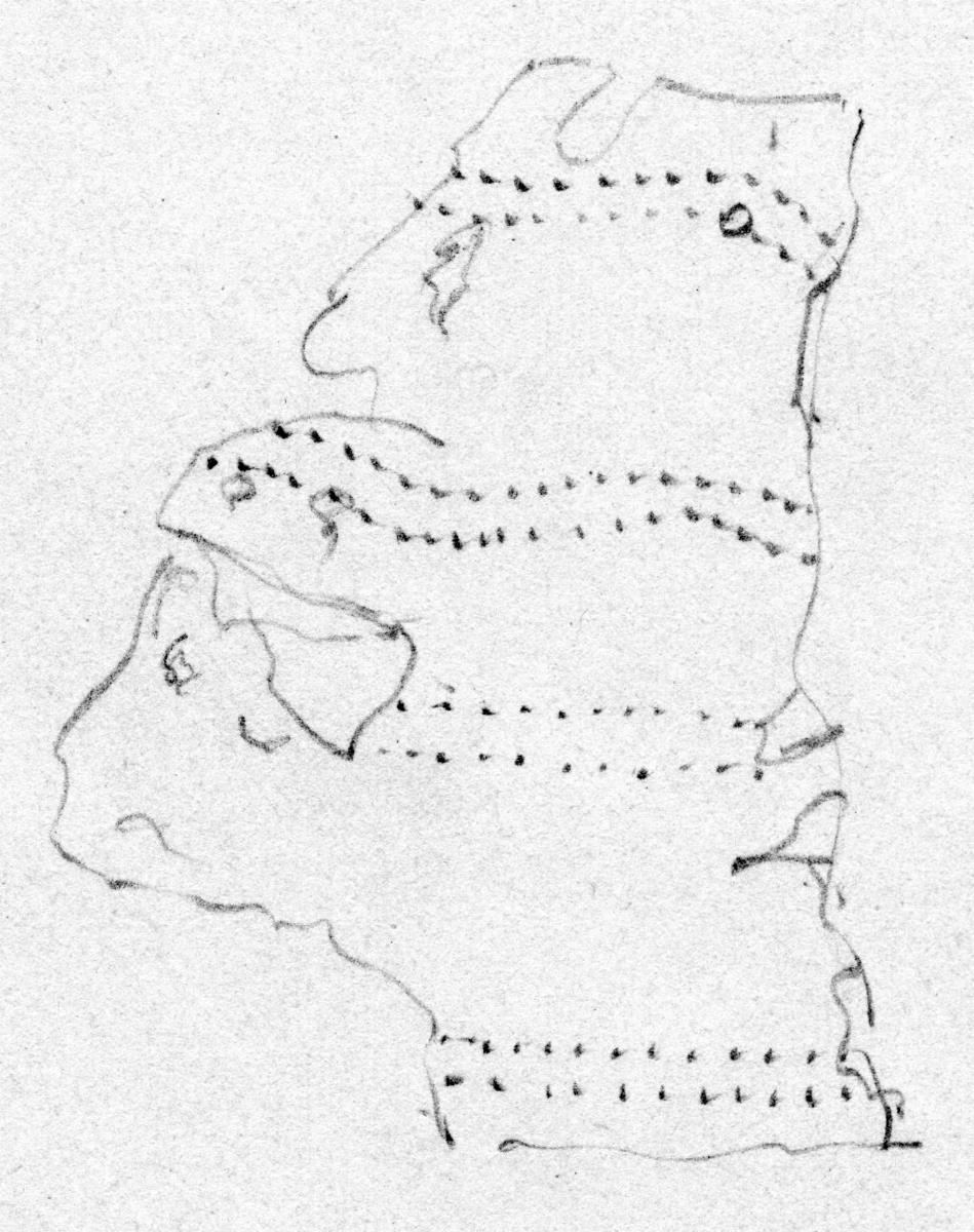 Blechfragment eines Diadems (?). An dem einen erhaltenen Rand zwei parallele punktierte Linien. Darüber zwei gleiche, dann zwei flache Wellen. ...