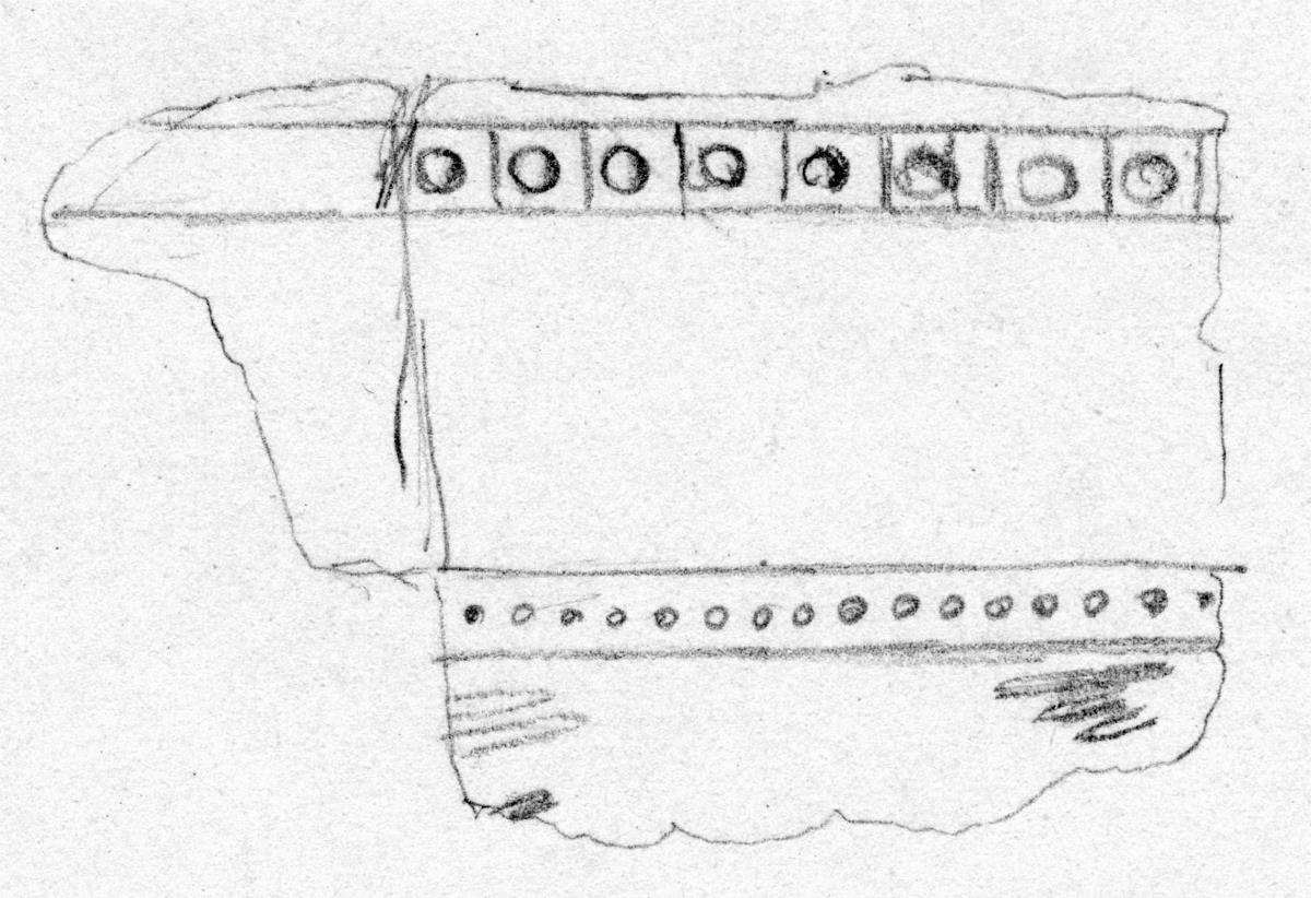 Fragment eines Blechs. Von der Darstellung erhalten Reste von Flügeln (?), darüber Punktlinie, ...