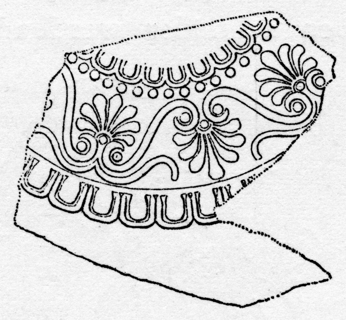 Fragment aus dünnem Blech mit feiner Palmettenverzierung, die ursprünglich kreisrund war, jetzt ist nur noch ein kleiner Teil erhalten.