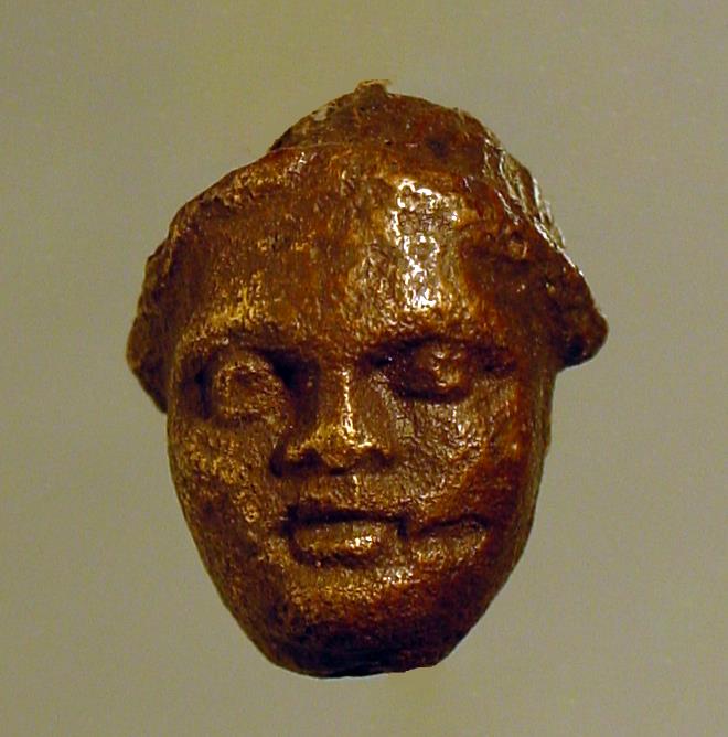 Attasche in Form einer jugendlichen Maske