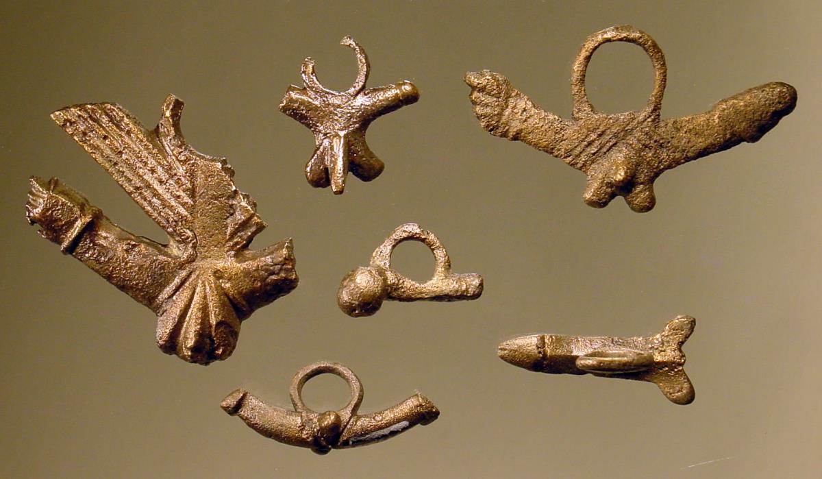 Sieben Phallusamulette (sechs erhalten)