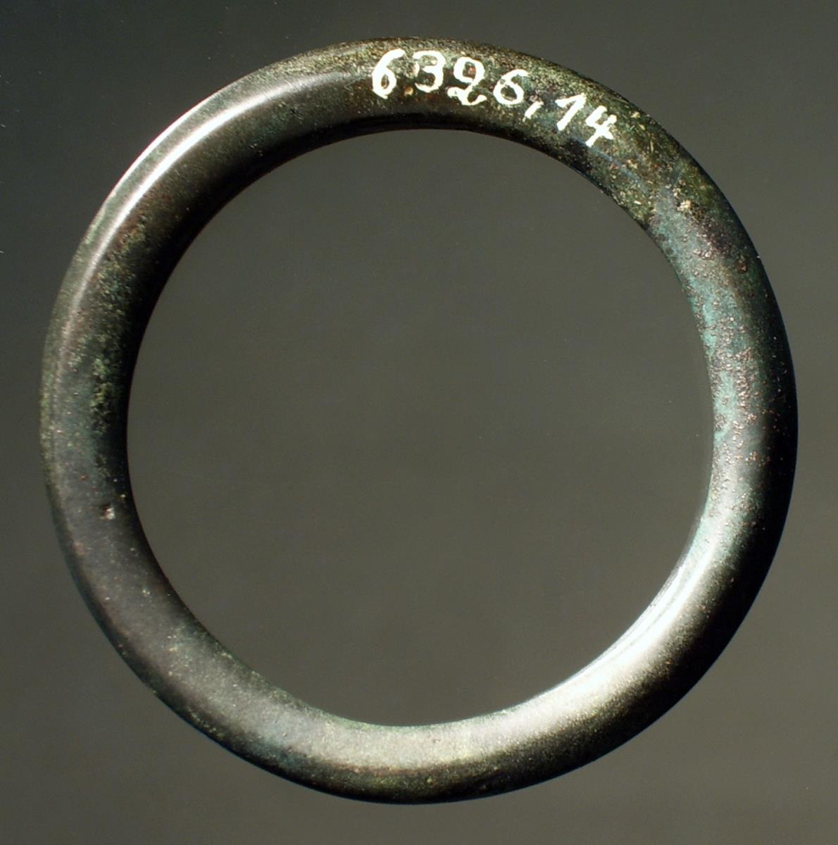 Armring (?) von kantigem ovalen Querschnitt, massiv und ganz geschlossen
