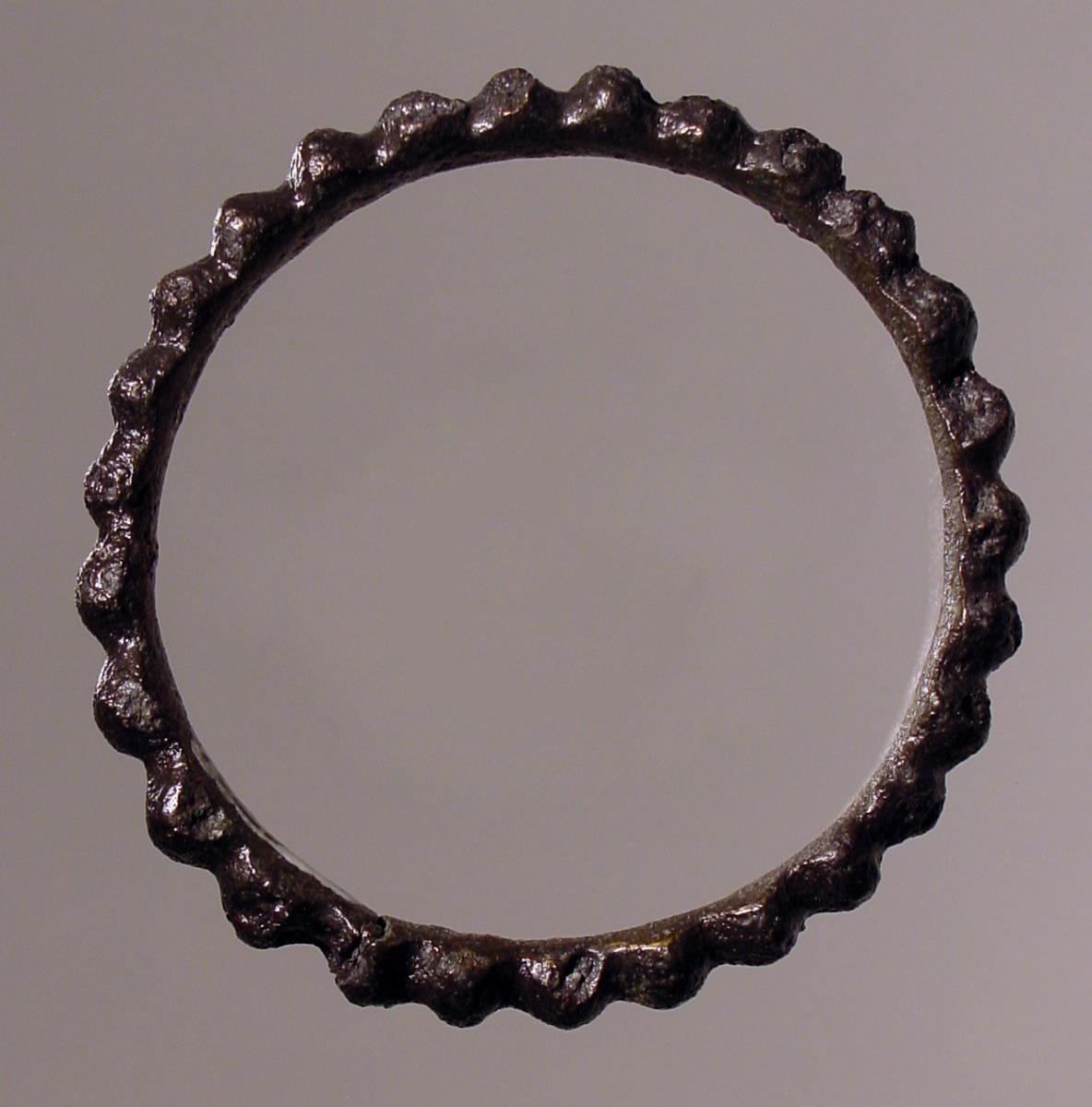 Ring, mit Buckeln verziert