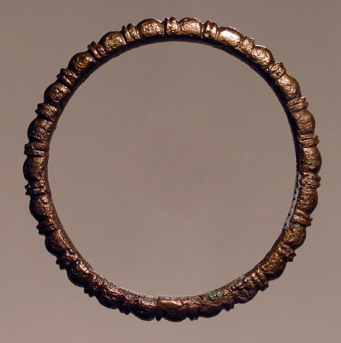 Ring, mit Buckeln verziert