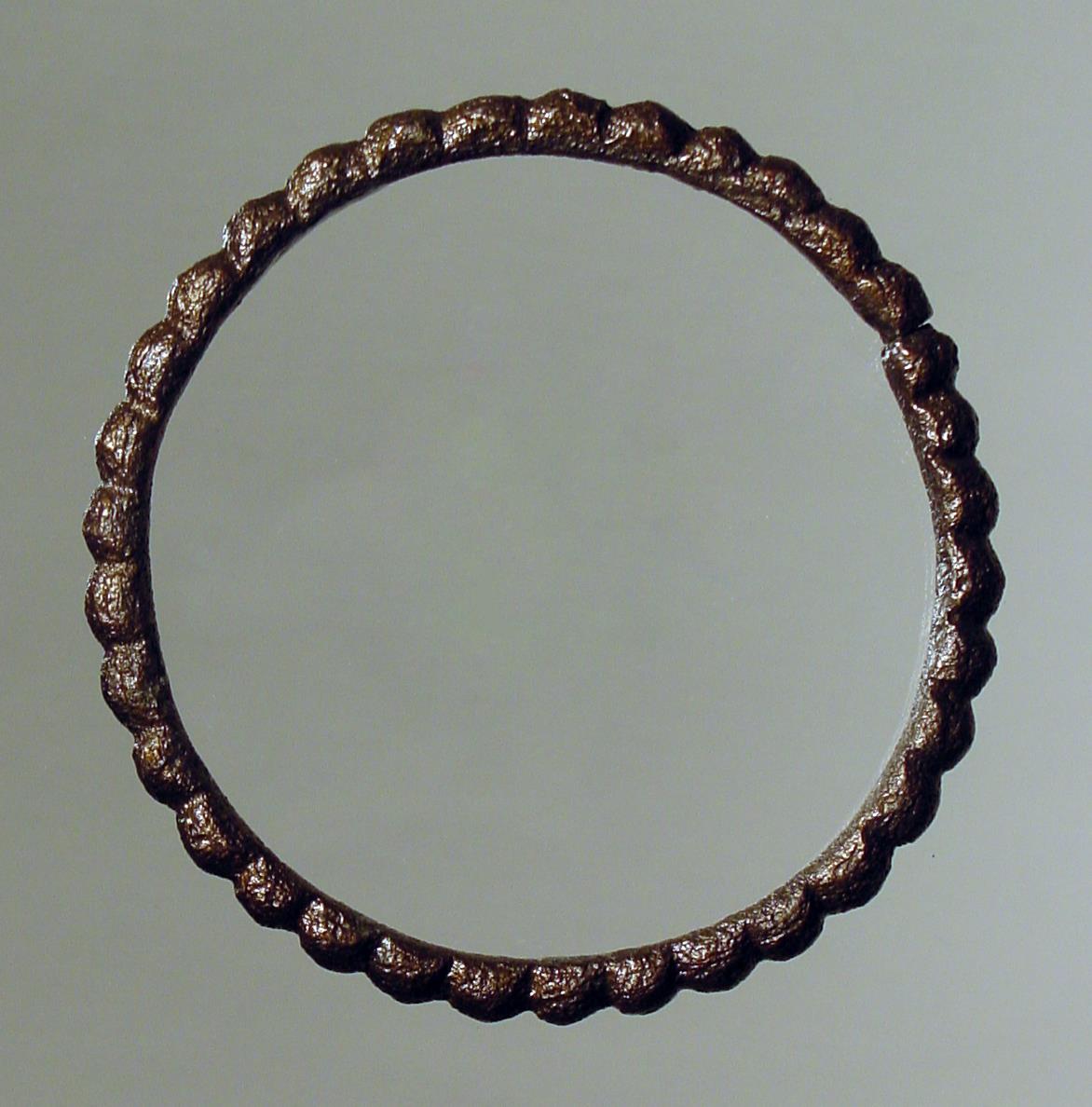 Ring, mit Buckeln verziert