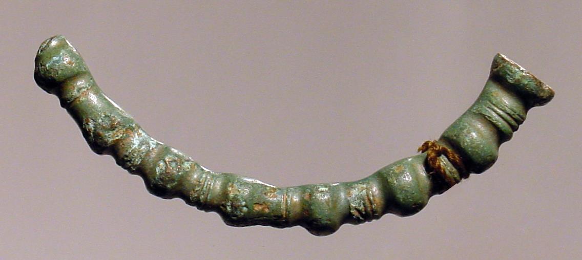 Fragment eines Rings, mit Buckeln verziert