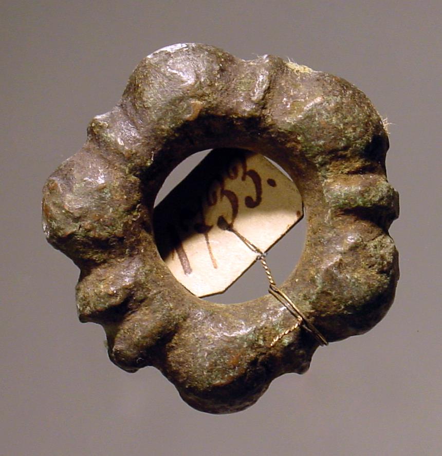 Ring, mit Buckeln verziert
