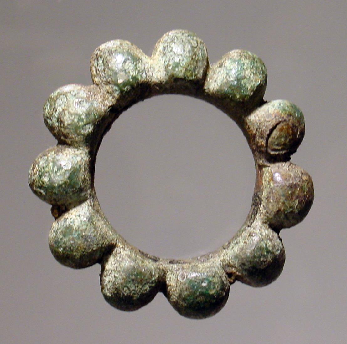 Ring, mit Buckeln verziert